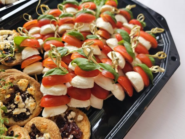 Kirsstomati-mozzarella tikuke - Image 2