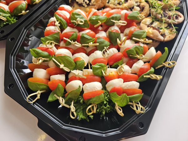 Kirsstomati-mozzarella tikuke